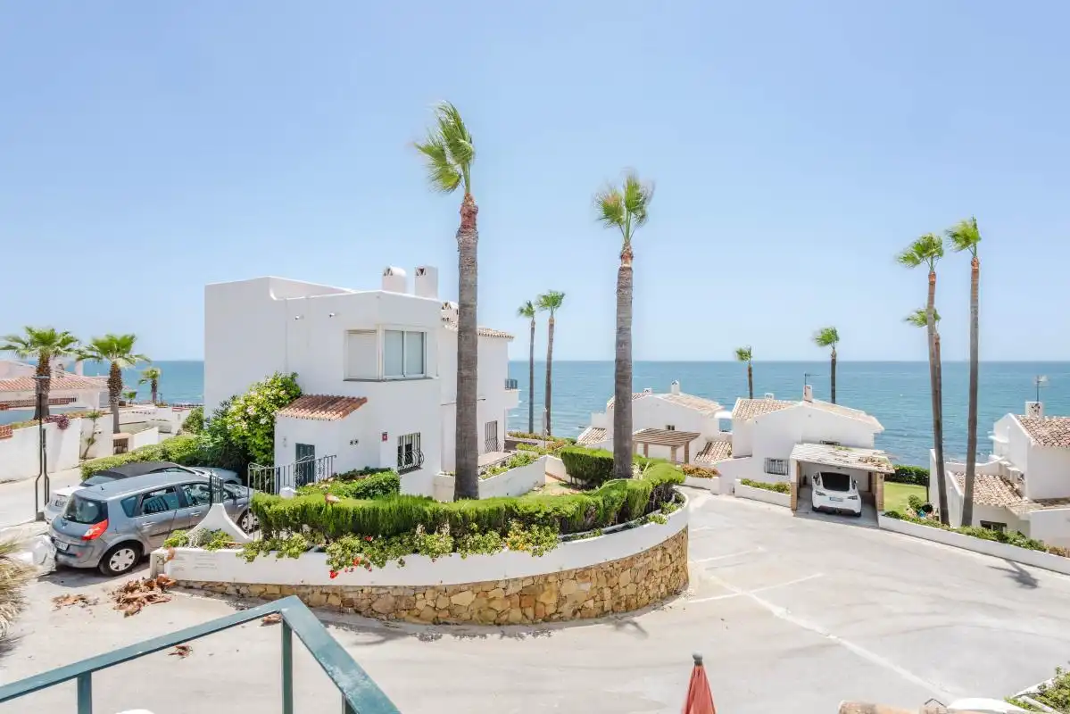 Vista exterior de Casa adosada en venda en Mijas amb Aire condicionat, Calefacció i Jardí privat