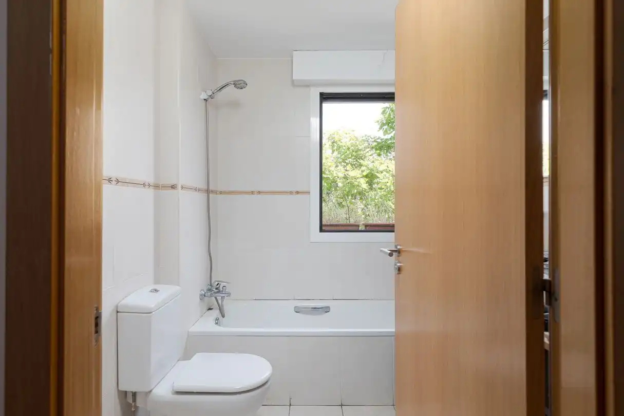 Badezimmer von Einfamilien-Reihenhaus zum Verkauf in Iza / Itza mit Heizung, Privatgarten und Terrasse