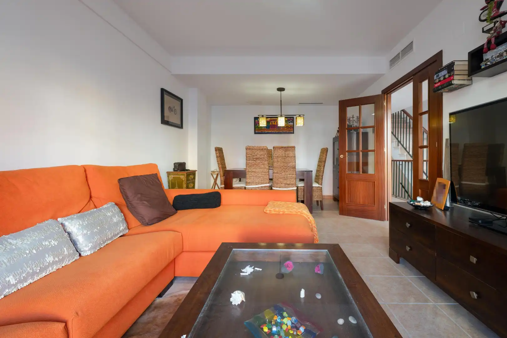 Sala d'estar de Casa adosada en venda en Dos Hermanas amb Aire condicionat, Calefacció i Jardí privat
