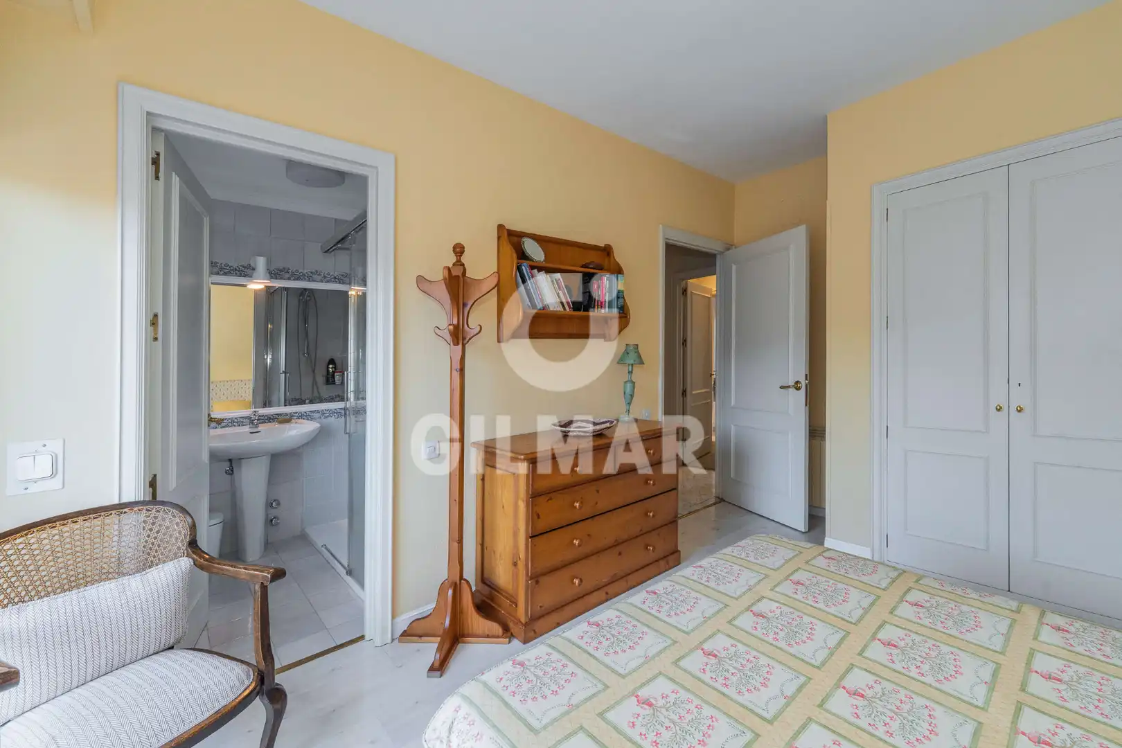 Schlafzimmer von Einfamilien-Reihenhaus zum Verkauf in La Moraleja mit Klimaanlage, Heizung und Privatgarten