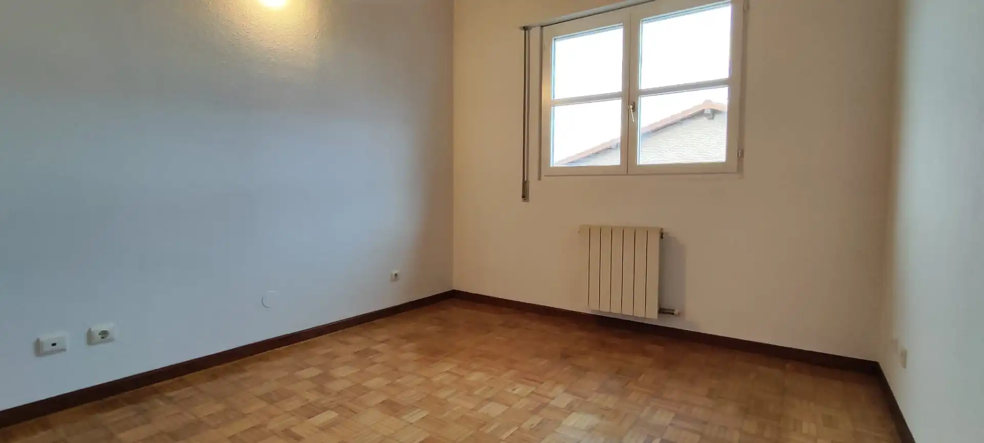 Schlafzimmer von Haus oder Chalet zum Verkauf in Torrelavega  mit Heizung, Privatgarten und Terrasse