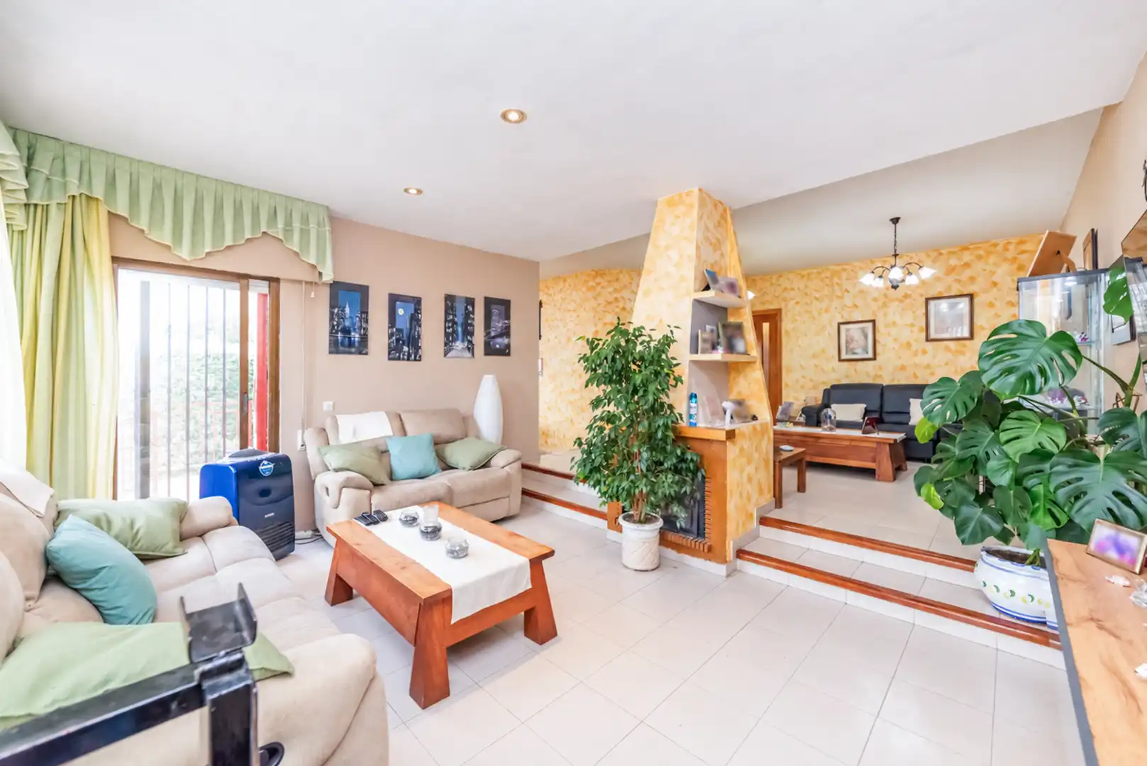 Sala d'estar de Casa o xalet en venda en Urbanizaciones