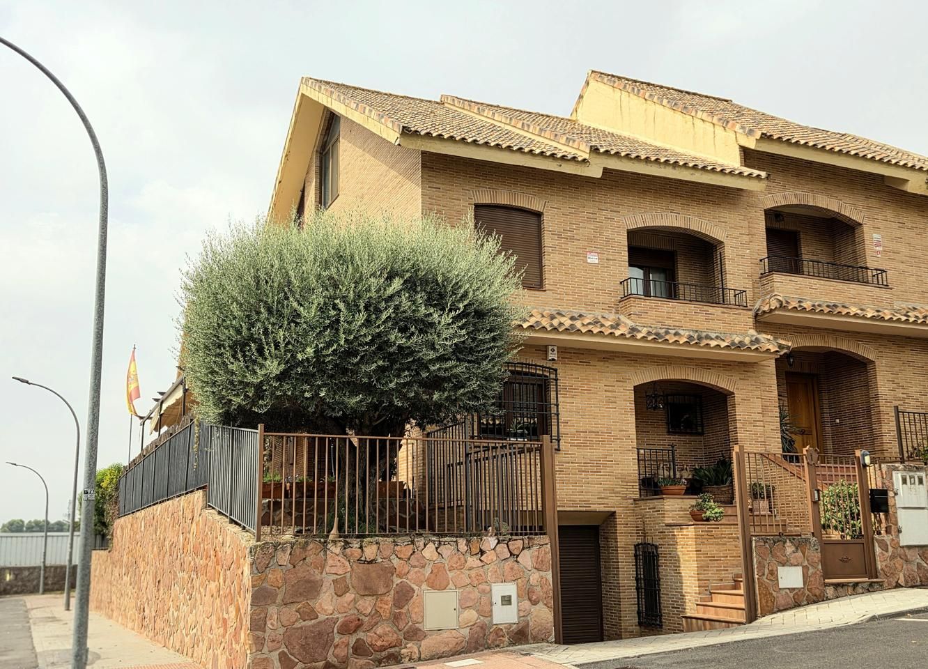 Vista exterior de Casa adosada en venda en Olías del Rey amb Aire condicionat, Calefacció i Jardí privat