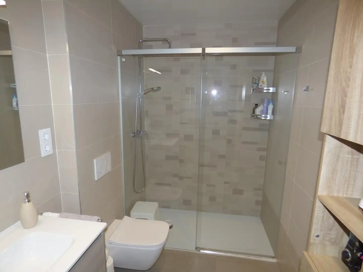 Bathroom of Ground floor for sale in Pineda de Mar  with Parquet flooring and Storage room