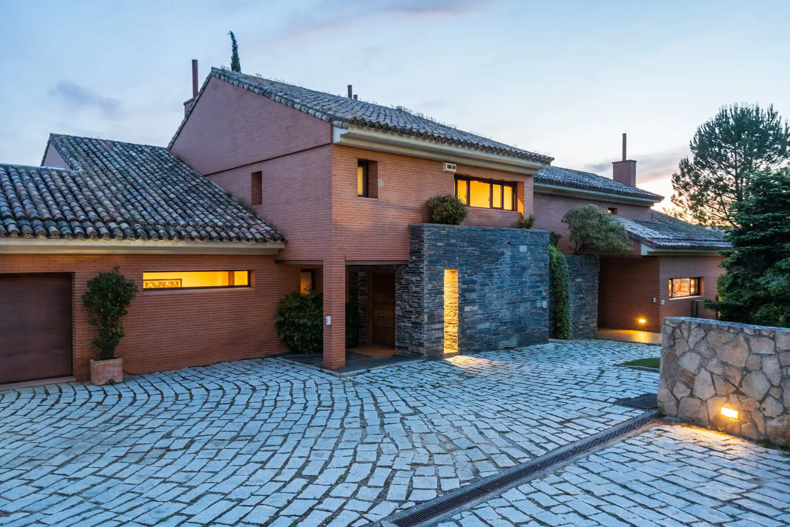 Vista exterior de Casa o xalet en venda en Las Rozas de Madrid amb Aire condicionat, Calefacció i Jardí privat