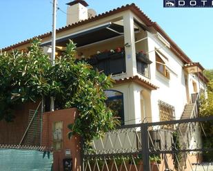 Exterior view of Single-family semi-detached for sale in  Tarragona Capital  with Storage room, Swimming Pool and Balcony