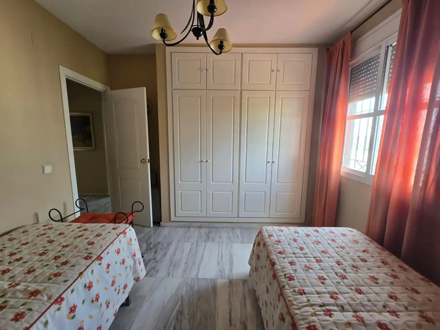Habitación de Casa adosada en venta en Castilleja de la Cuesta con Aire acondicionado, Trastero y Balcón