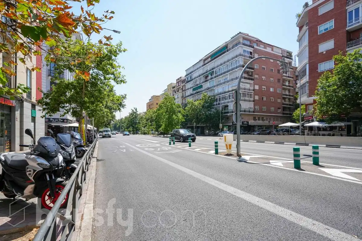 Vista exterior de Pis en venda en Madrid amb Aire condicionat