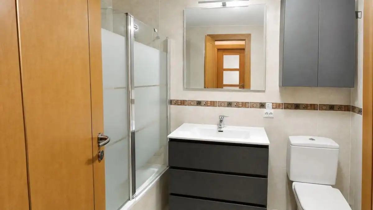 Baño de Apartamento de alquiler en Roquetas de Mar con Amueblado, Horno y Lavadora