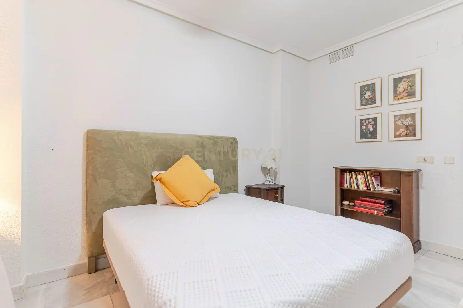 Habitación de Dúplex en venta en Granada con Aire acondicionado, Jardín privado y Trastero