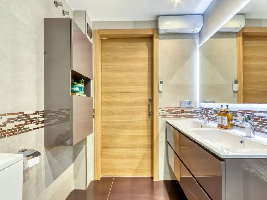 Bathroom of Flat for sale in Figueres  with Air Conditioner