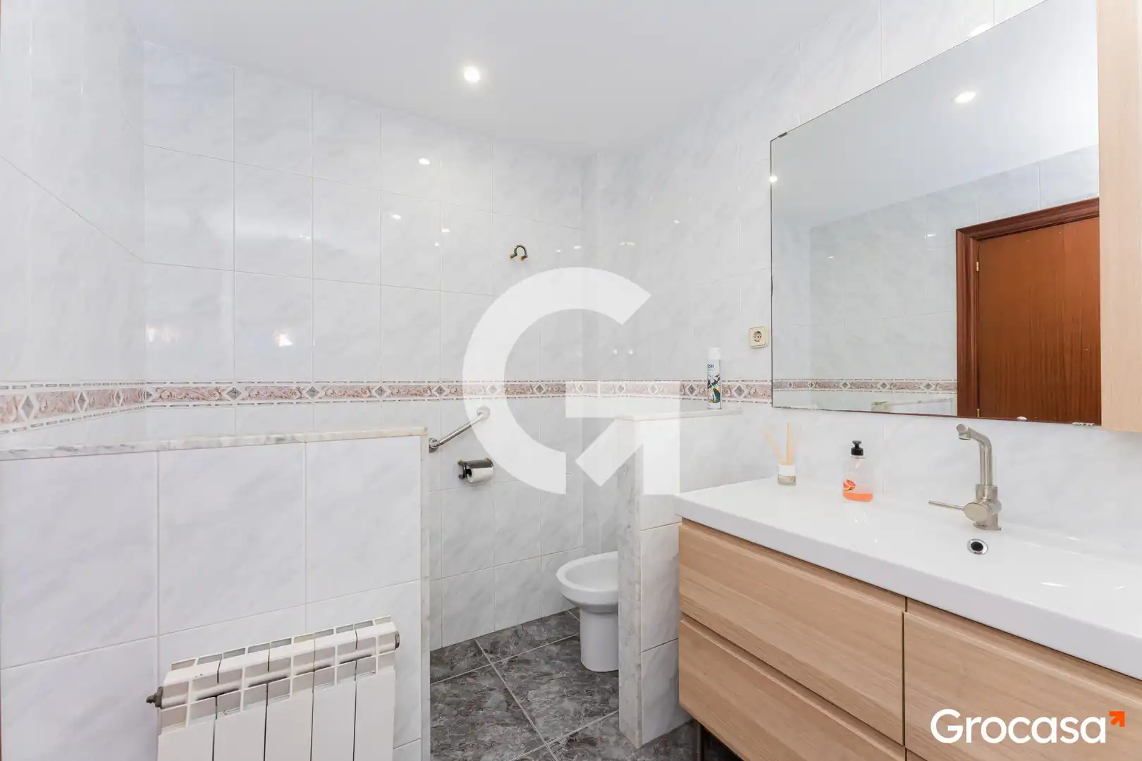 Bathroom of Houses for sale in Cornellà de Llobregat  with Air Conditioner, Heating and Terrace