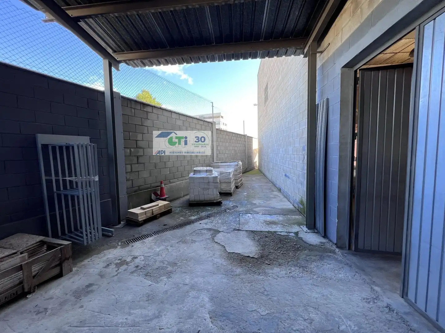 Außenansicht von Fabrikhallen zur Miete in Zaragoza