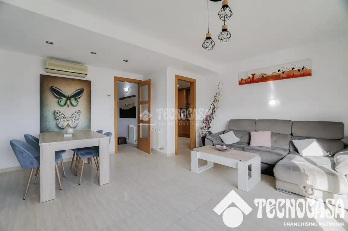 Sala de estar de Casa adosada en venta en Sant Vicenç Dels Horts con Aire acondicionado y Calefacción