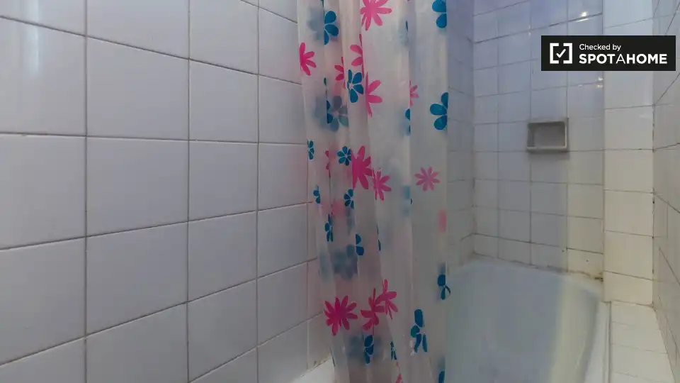 Bathroom of Flat for share in Granada  with Air Conditioner, Heating and Furnished