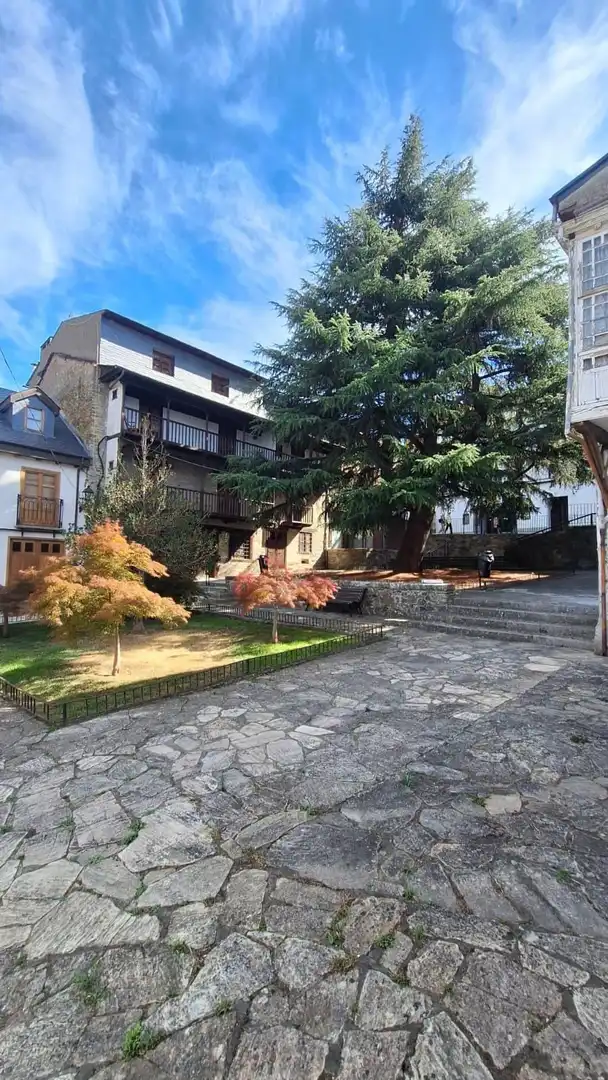 Vista exterior de Edifici en venda en Villafranca del Bierzo, León