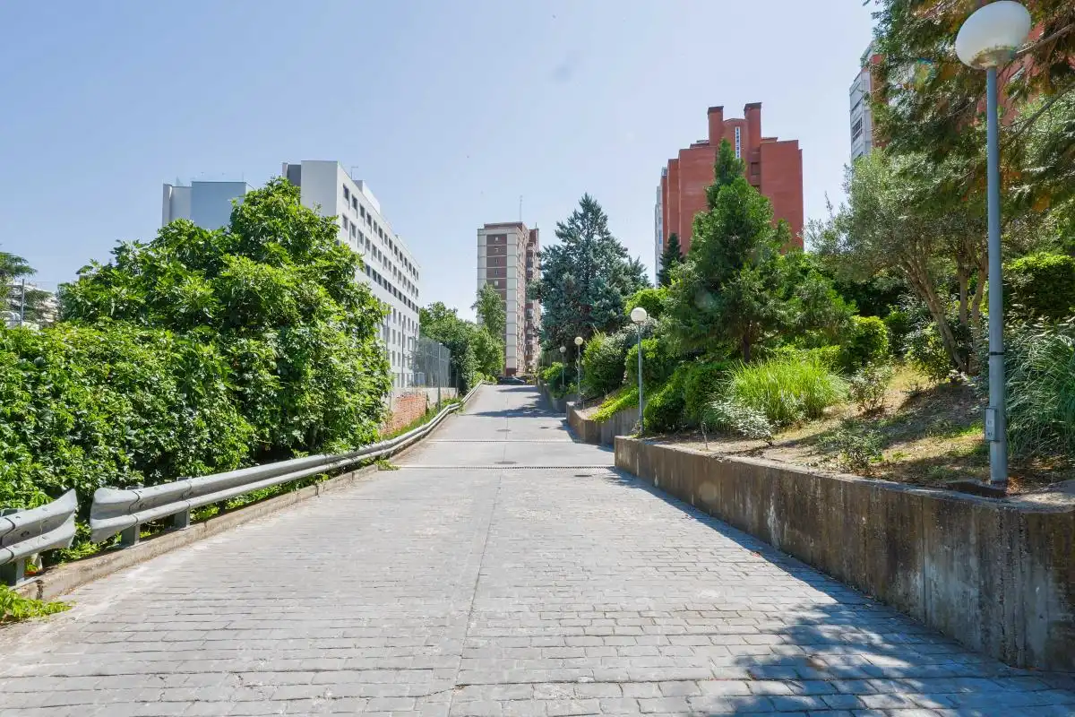 Vista exterior de Àtic de lloguer en Madrid amb Aire condicionat, Calefacció i Jardí privat