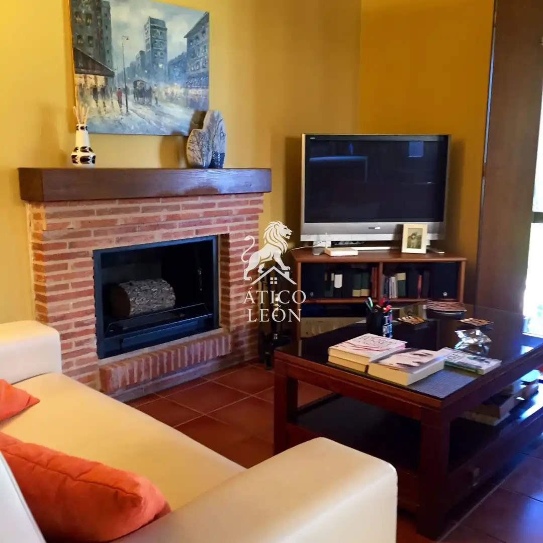 Wohnzimmer von Einfamilien-Reihenhaus zum Verkauf in Valverde de la Virgen mit Heizung, Privatgarten und Abstellraum