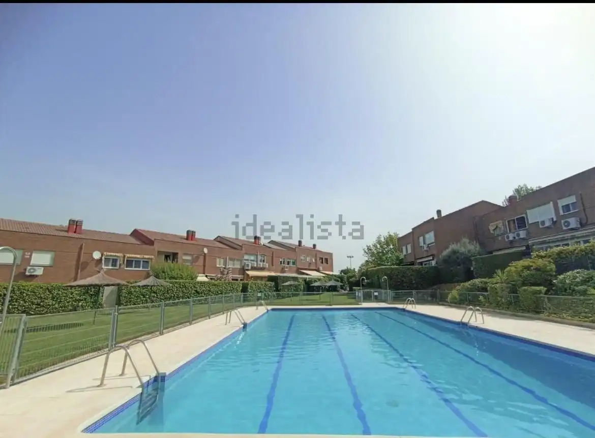 Schwimmbecken von Einfamilien-Reihenhaus zur Miete in Las Rozas de Madrid mit Klimaanlage, Heizung und Privatgarten