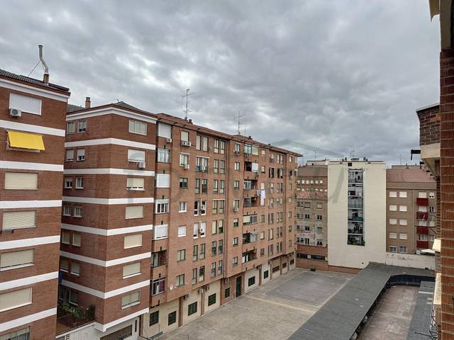 Piso en Venta en Avenida PEREZ GALDOS en Juzgados