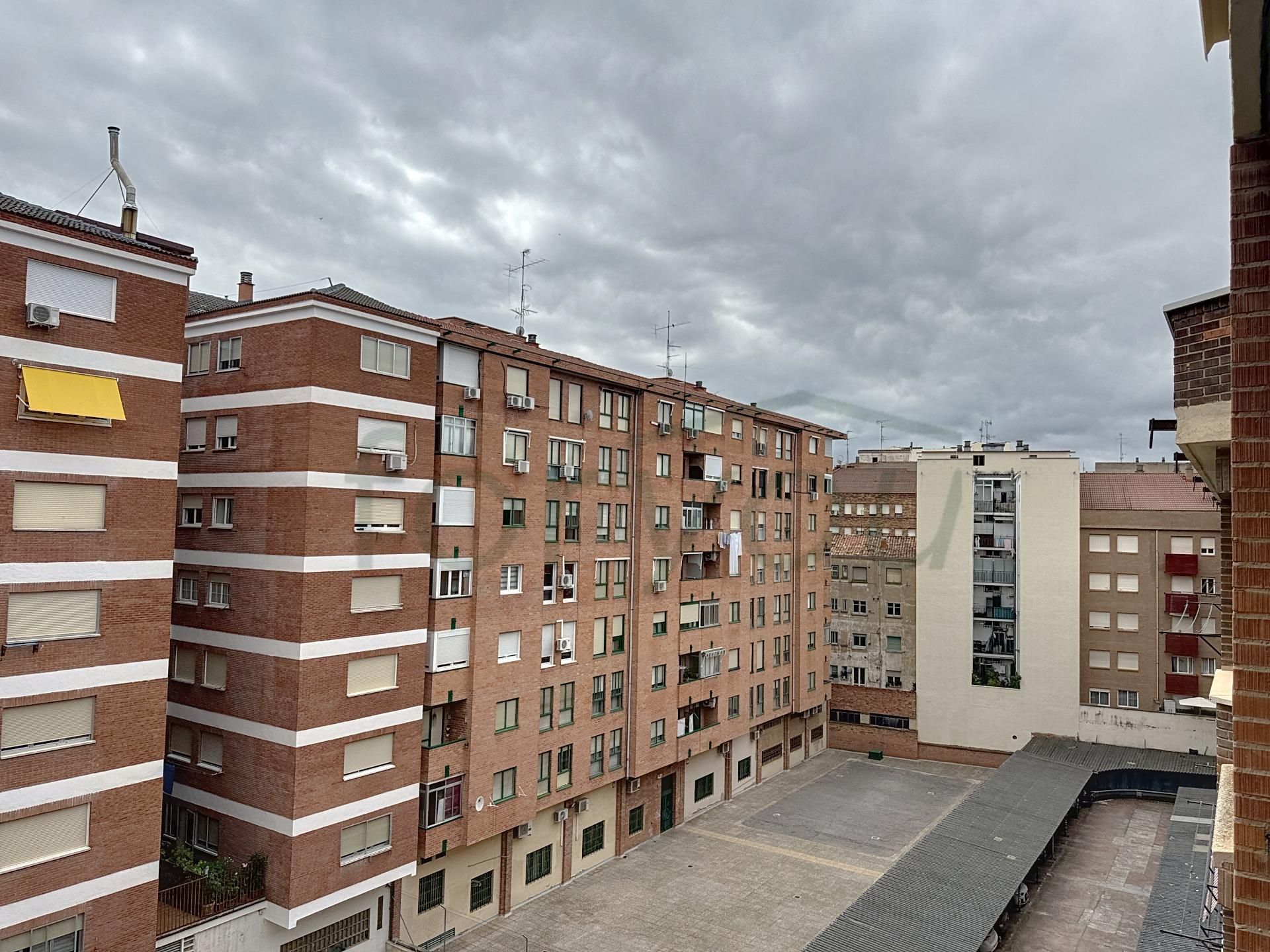 Vista exterior de Pis en venda en  Logroño amb Balcó