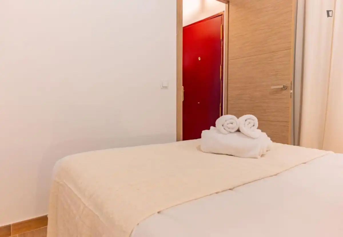 Dormitori de Apartament de lloguer en Madrid amb Aire condicionat, Moblat i Rentadora