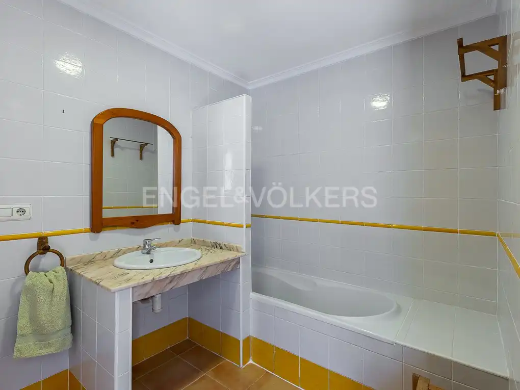 Badezimmer von Wohnung zur Miete in Valencia mit Klimaanlage, Heizung und Parkett