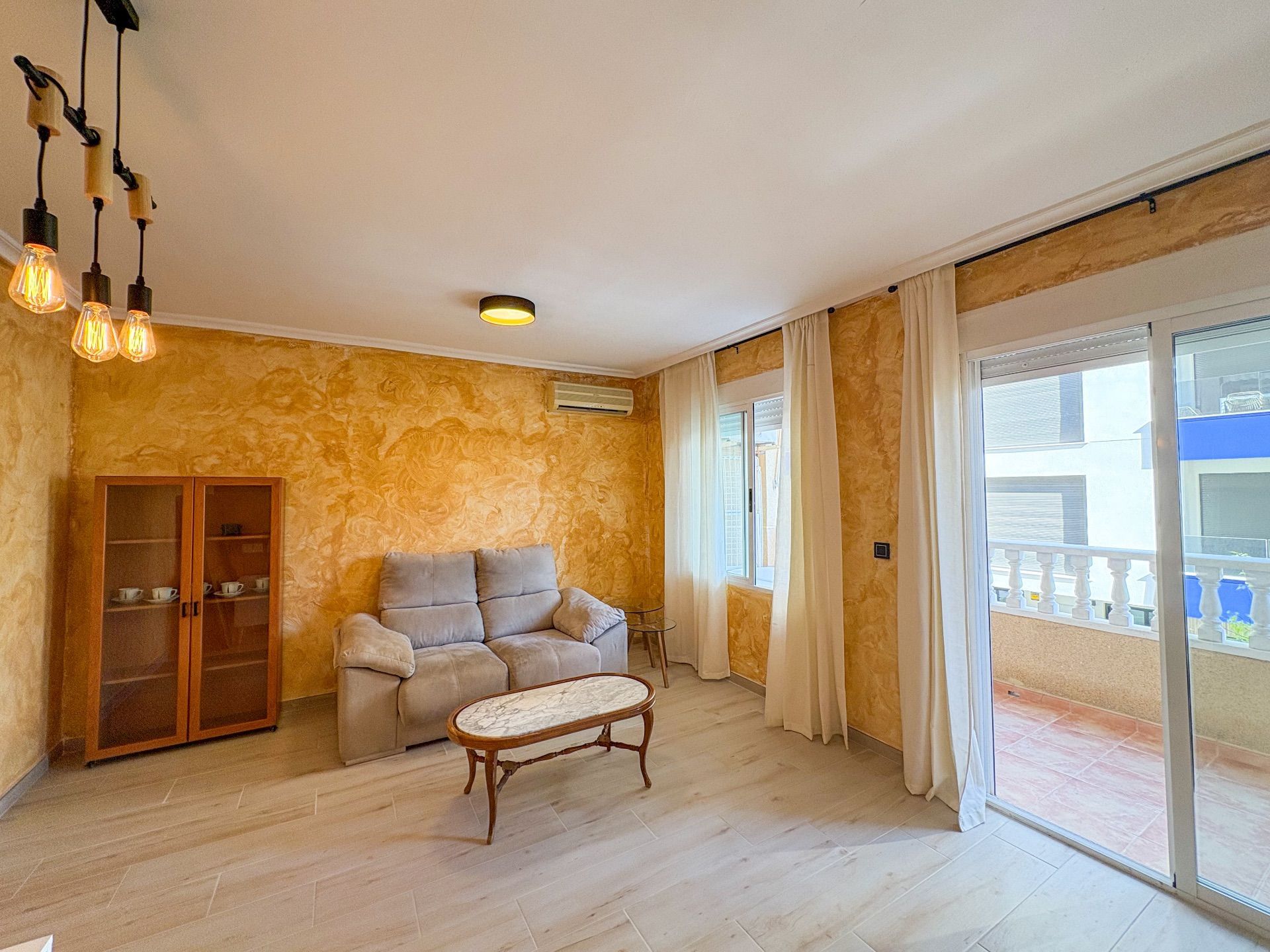 Living room of Flat to rent in Torrevieja  with Air Conditioner, Heating and Terrace