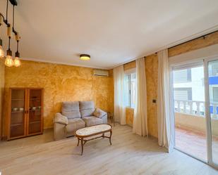 Sala d'estar de Pis de lloguer en Torrevieja amb Aire condicionat, Calefacció i Terrassa