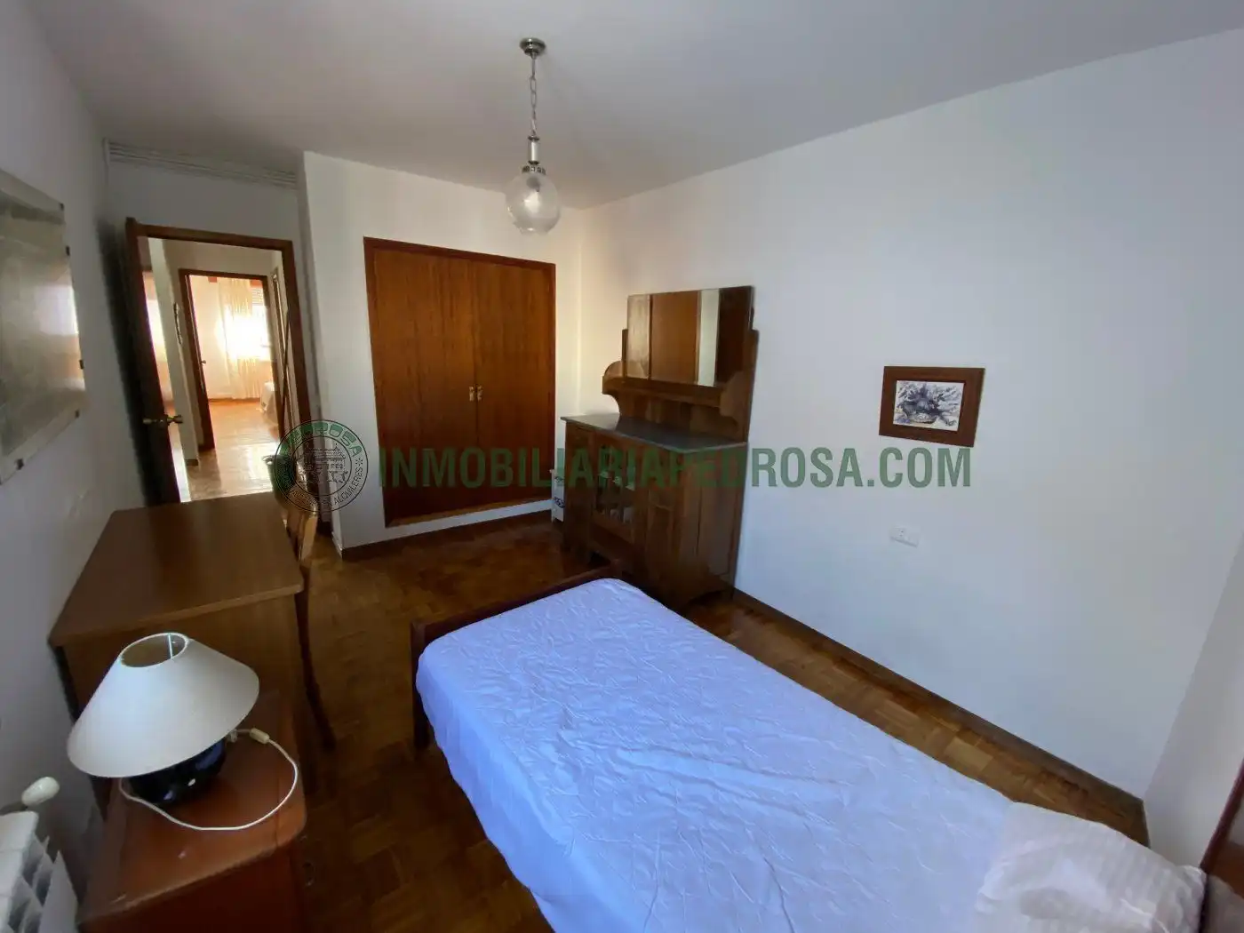 Schlafzimmer von Wohnung zur Miete in Pontevedra Capital  mit Heizung, Parkett und Möbliert
