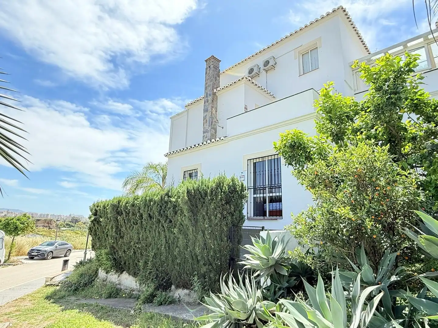 Vista exterior de Dúplex en venta en Nerja con Jardín privado, Trastero y Piscina comunitaria
