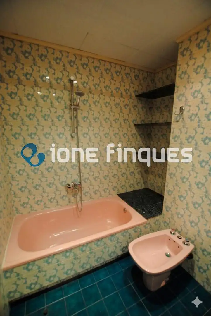 Badezimmer von Wohnung zum Verkauf in Barcelona mit Heizung, Privatgarten und Abstellraum