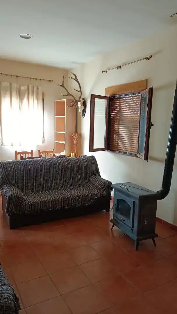 Sala d'estar de Casa adosada en venda en Fresneda de la Sierra amb Moblat