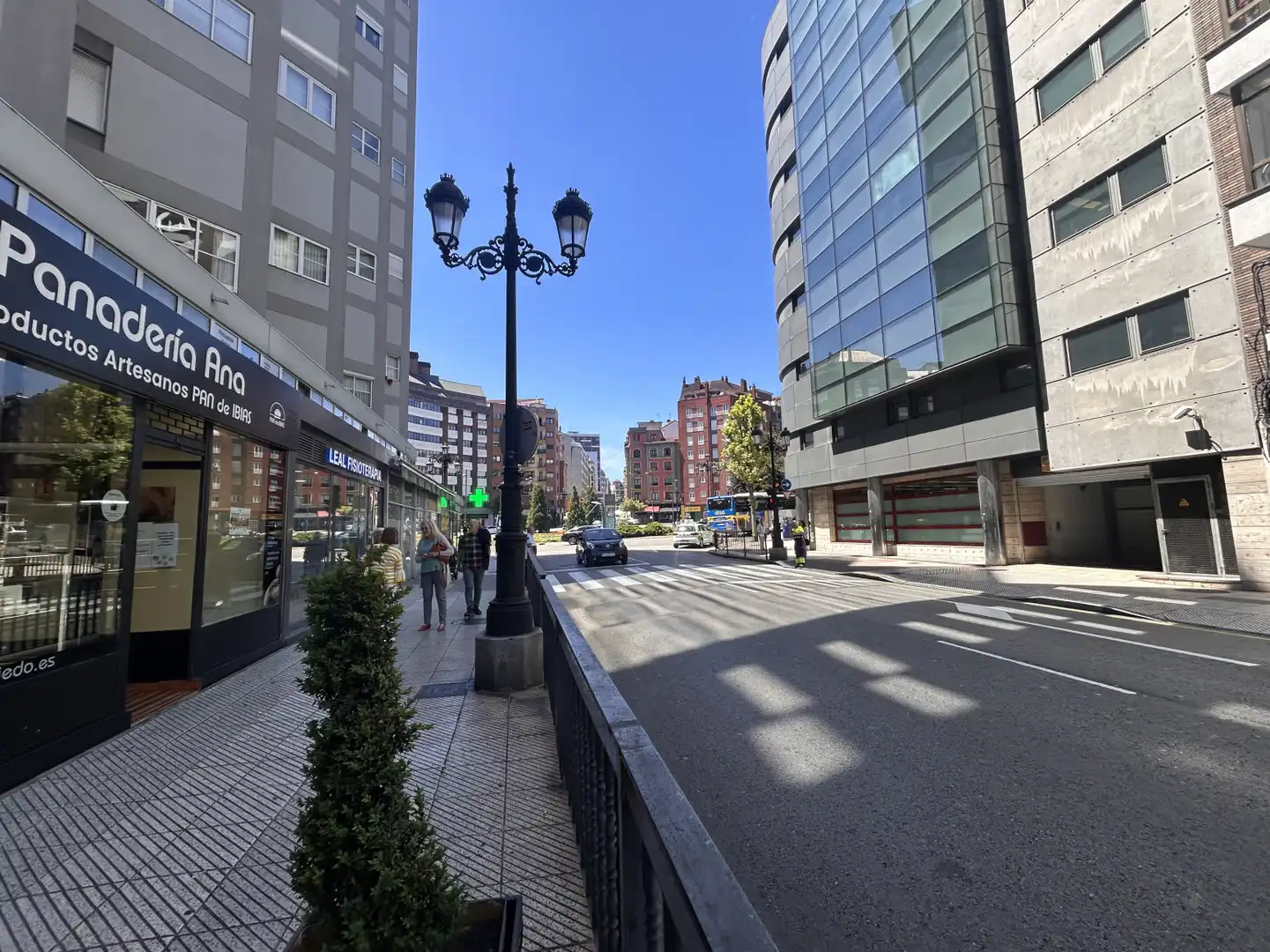 Vista exterior de Local en venta en Oviedo 