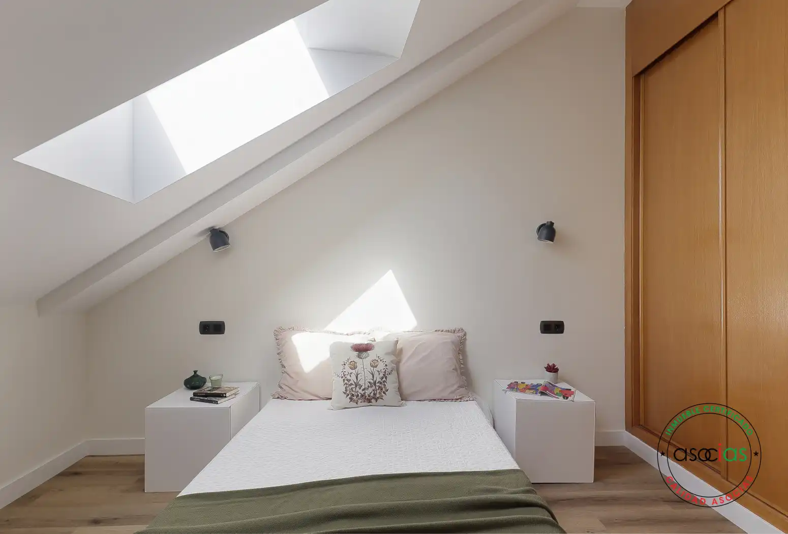 Habitación de Ático en venta en Gijón  con Calefacción, Terraza y Balcón