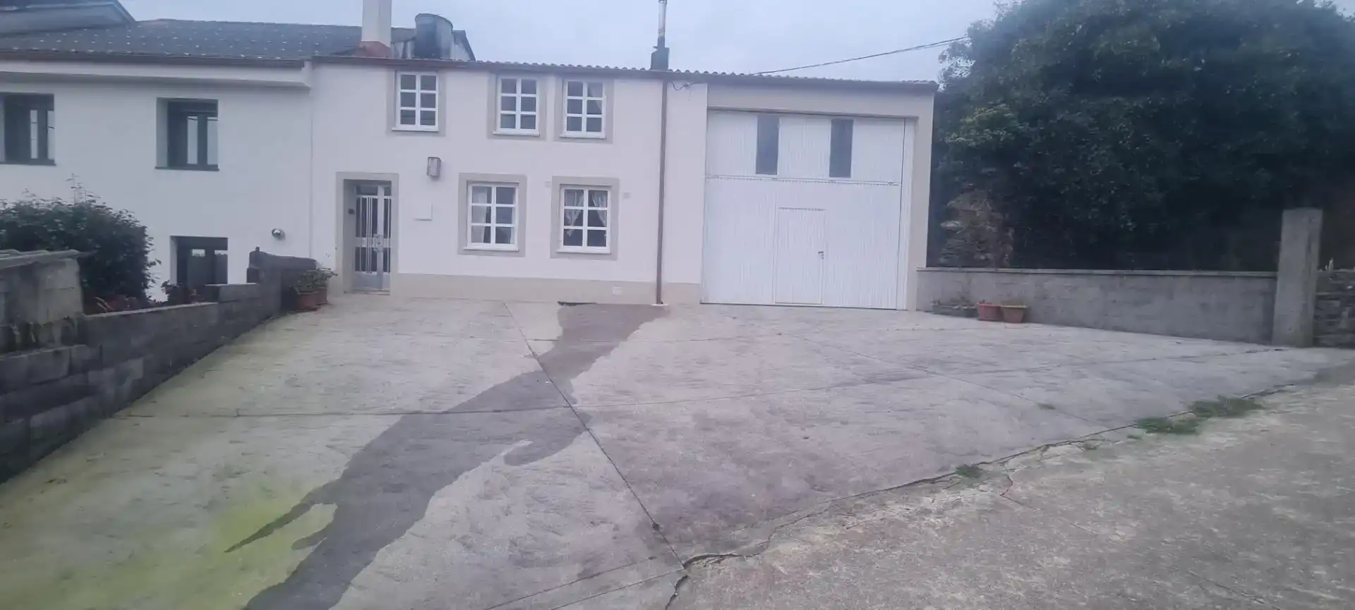Vista exterior de Casa adosada en venda en Santa Comba amb Traster, Moblat i Rentadora