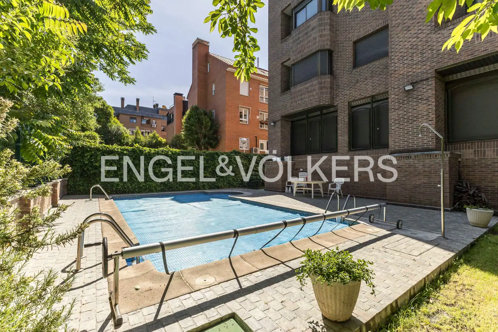 Piscina de Piso en venta en Madrid con Aire acondicionado, Calefacción y Jardín privado