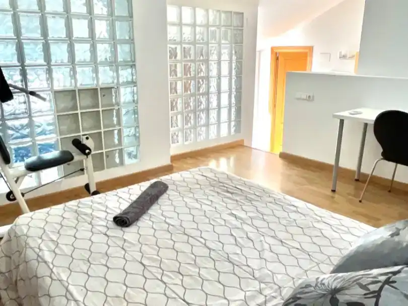 Schlafzimmer von Maisonette zur Miete in  Valencia Capital mit Klimaanlage und Balkon