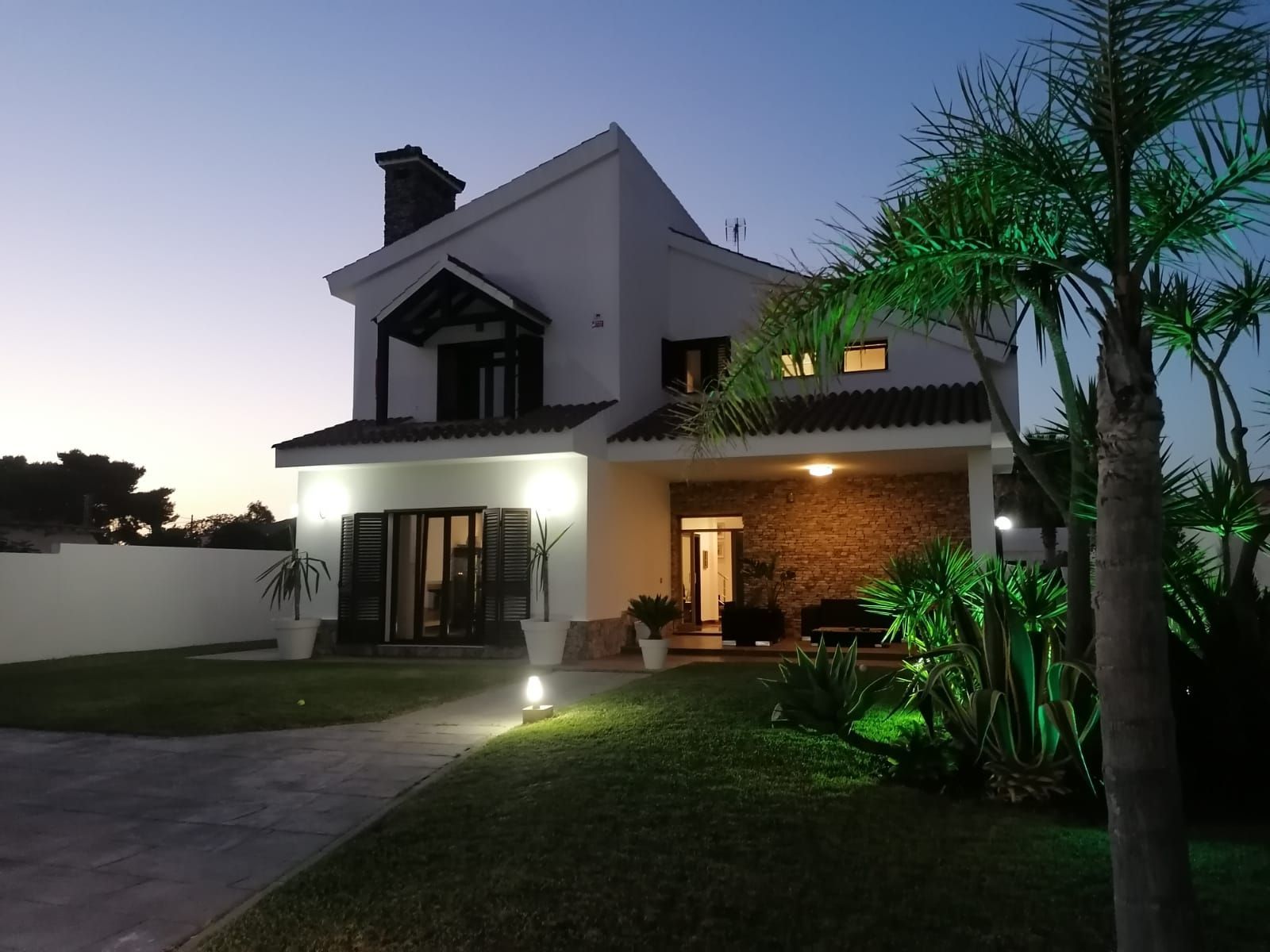 Vista exterior de Casa o xalet en venda en Chiclana de la Frontera amb Aire condicionat, Calefacció i Jardí privat