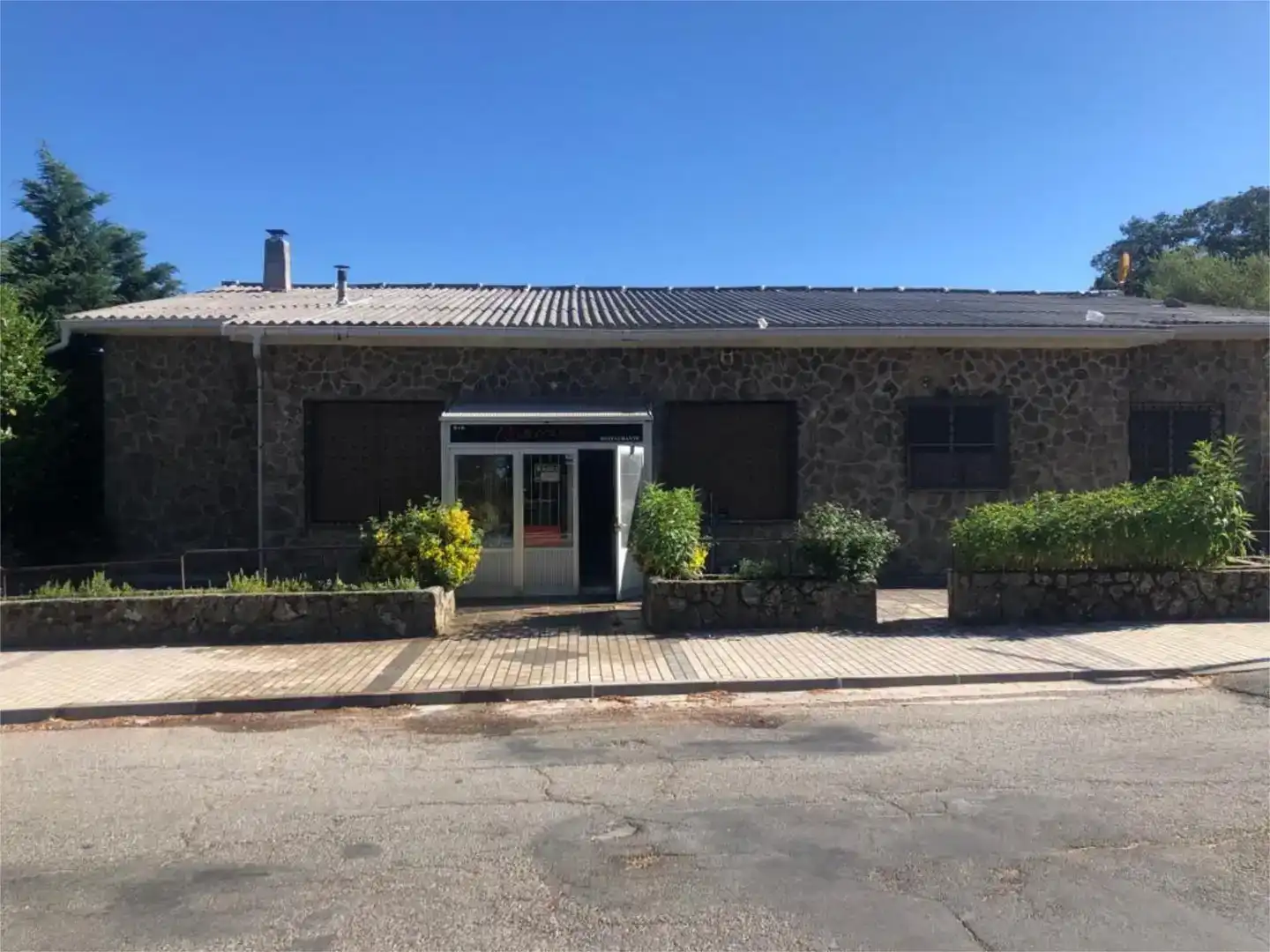 Vista exterior de Local en venta en Peguerinos con Amueblado