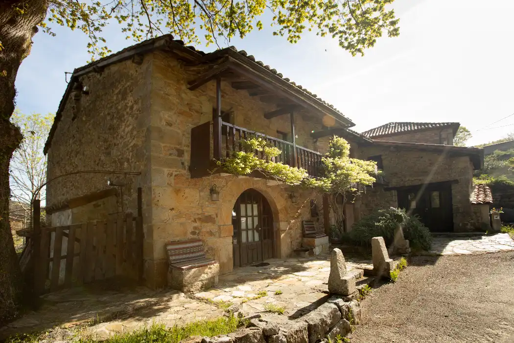 Vista exterior de Casa o xalet en venda en Luena  amb Calefacció, Jardí privat i Parquet