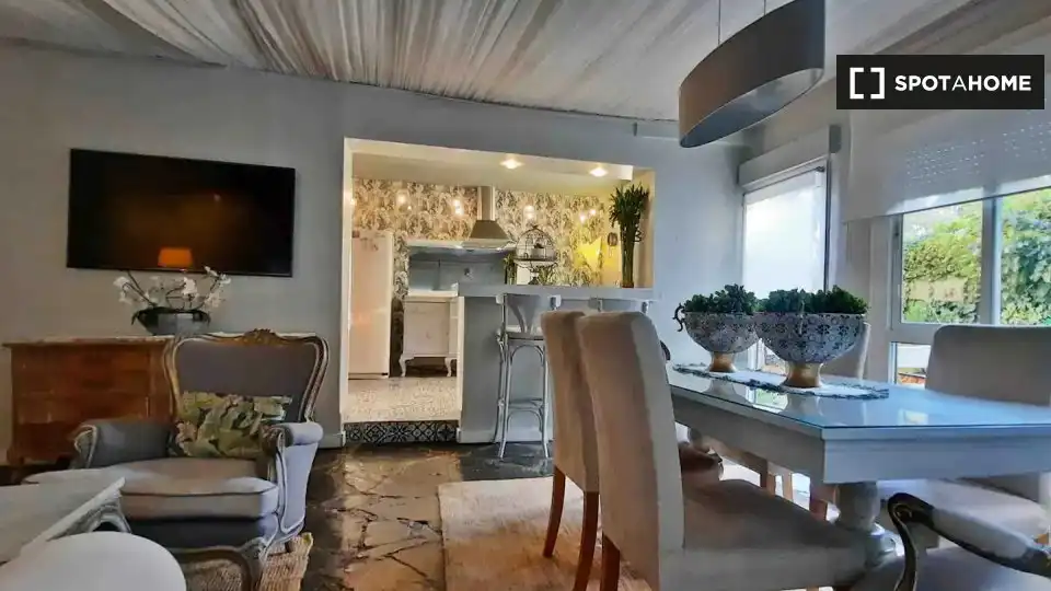 Comedor de Apartamento para compartir en Torrelodones con Aire acondicionado, Terraza y Amueblado
