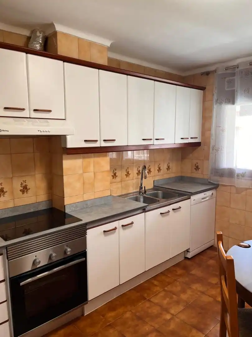 Cocina de Piso de alquiler en La Seu d'Urgell con Calefacción, Amueblado y Horno