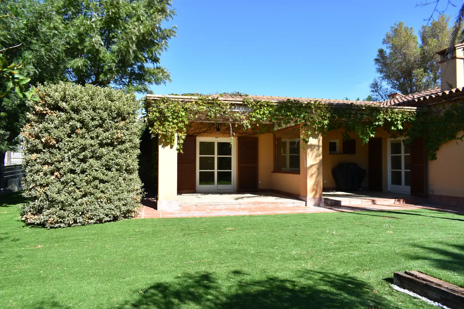Vista exterior de Casa o xalet en venda en Mont-roig del Camp amb Aire condicionat, Calefacció i Jardí privat