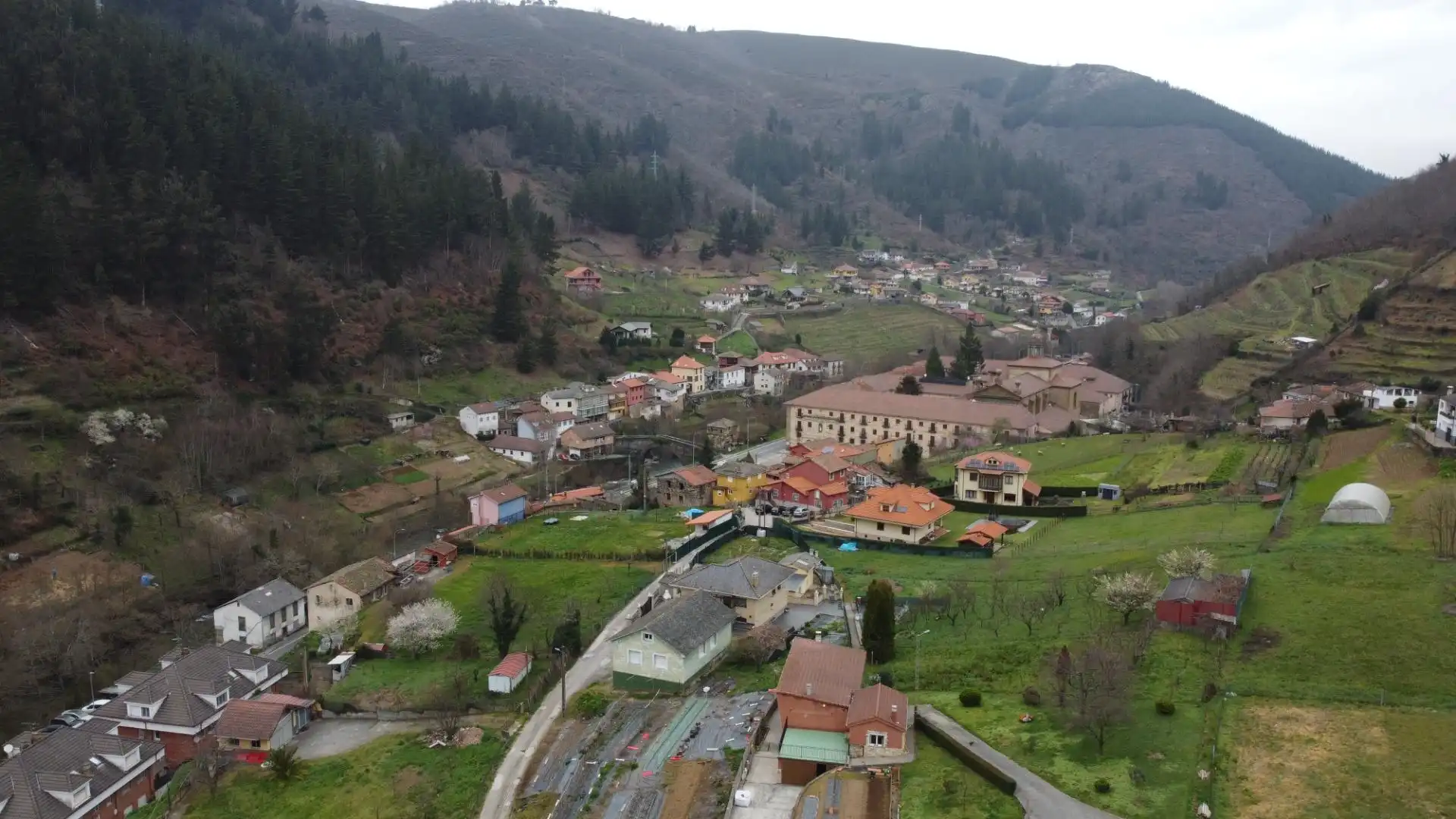 Vista exterior de Casa o xalet en venda en Cangas del Narcea amb Calefacció, Jardí privat i Terrassa