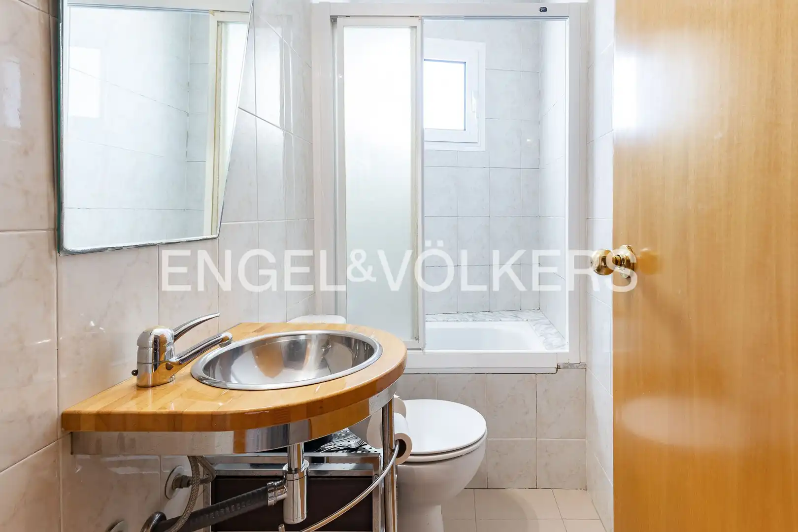Baño de Casa adosada en venta en Castellar del Vallès con Aire acondicionado, Calefacción y Terraza