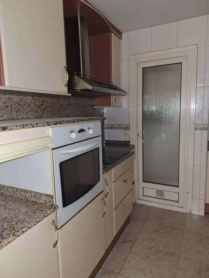 Küche von Wohnung zum Verkauf in Sabadell mit Klimaanlage, Heizung und Balkon