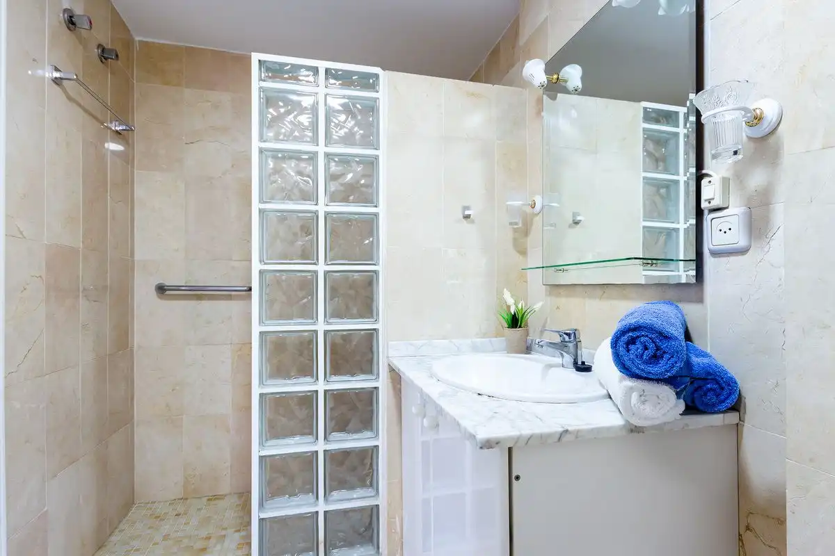 Baño de Apartamento de alquiler en Almuñécar con Terraza y Amueblado