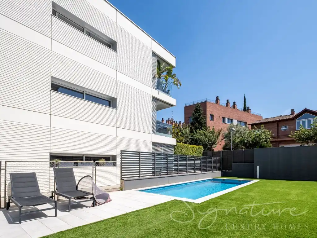 Vista exterior de Pis en venda en Sant Cugat del Vallès amb Jardí privat, Piscina i Balcó