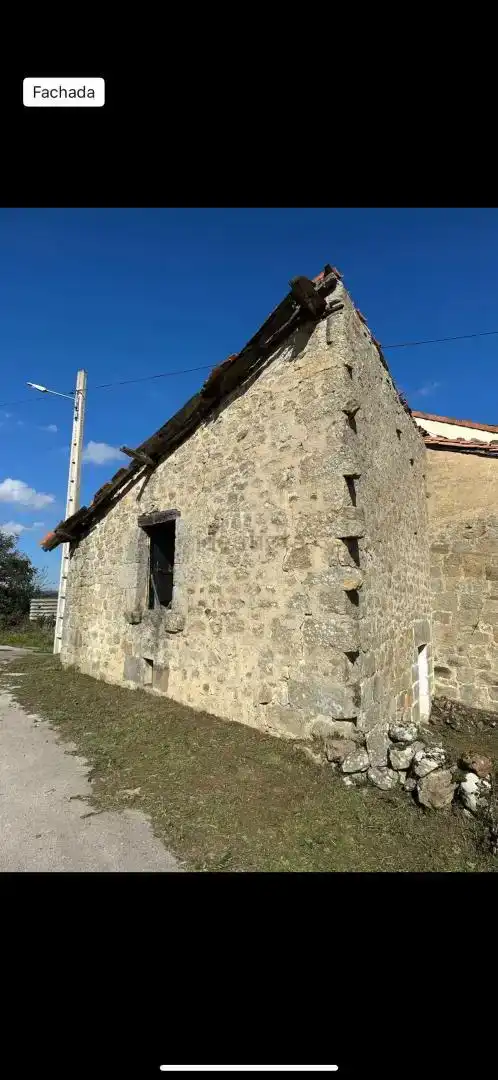 Vista exterior de Casa adosada en venda en Valle de Valdebezana amb Jardí privat